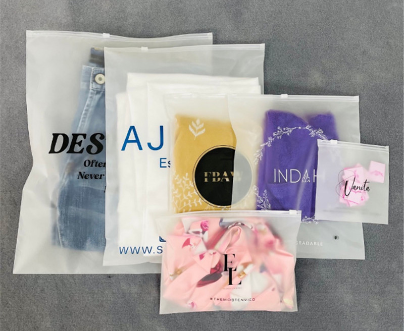 Zip Lock Bags are a perfect choice of packaging for online retailers. They can be used in many industries, such as clothing, cosmetic, skin care, sunglasses, toys, bags. (1)